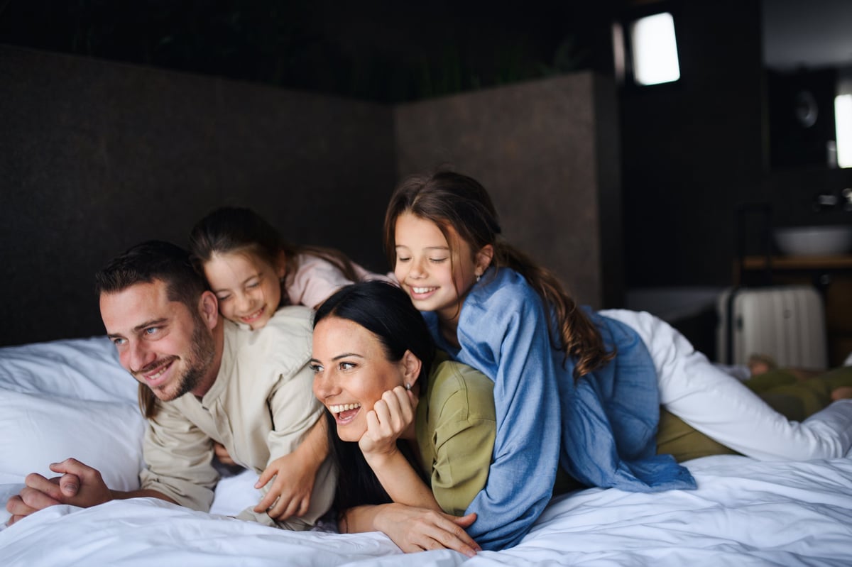 Familia joven con dos hijos en hotel