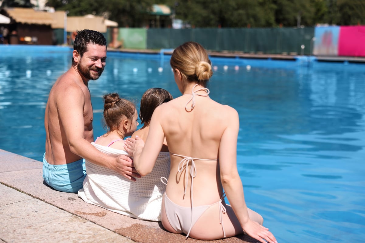 Familia en pileta vacaciones